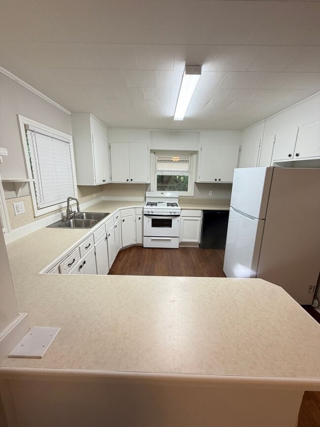 Building Photo - 3bd/2ba House in Jackson Park w/ Large Den, Back Porch, & Fenced Back Yard