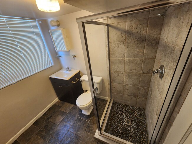 Building Photo - PRICE DECREASE! One Bed One Bath Garden Le...