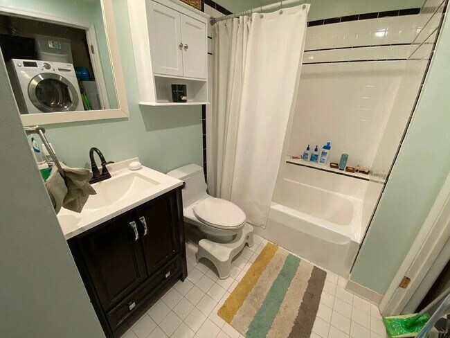 Building Photo - Charming 2 BR/1 BA Apartment in Woodley Park!