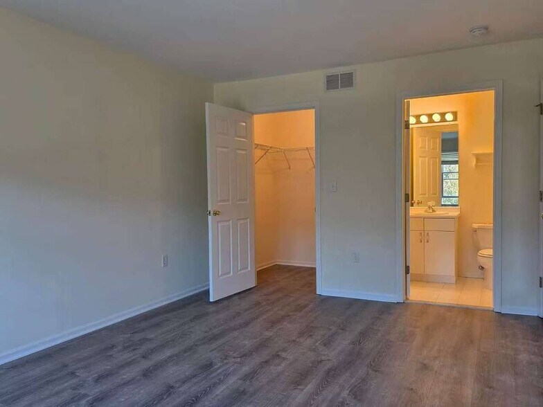 Building Photo - 17 Springhill Dr