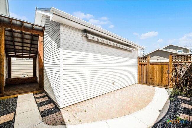 Building Photo - 653 Center Green