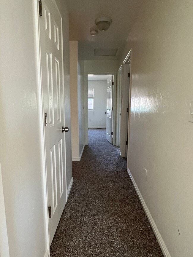 Building Photo - 3 Bed 2.5 Bath in Vernal!!