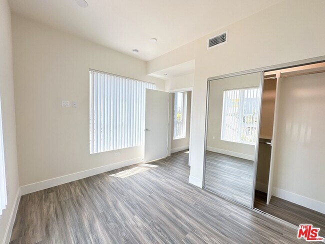 Building Photo - 1037 Dewey Ave