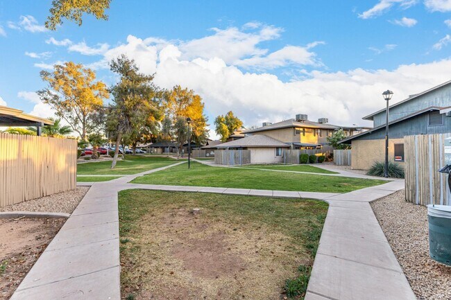 Building Photo - 286 W Palomino Dr