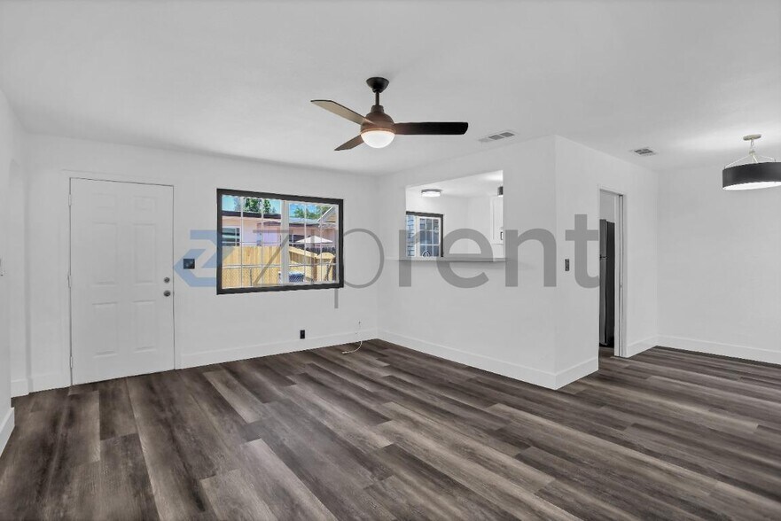Building Photo - Unit 807