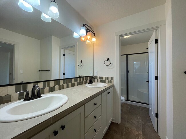 Building Photo - 4Bd/2.5Ba Gresham Home ~ Community Playgro...