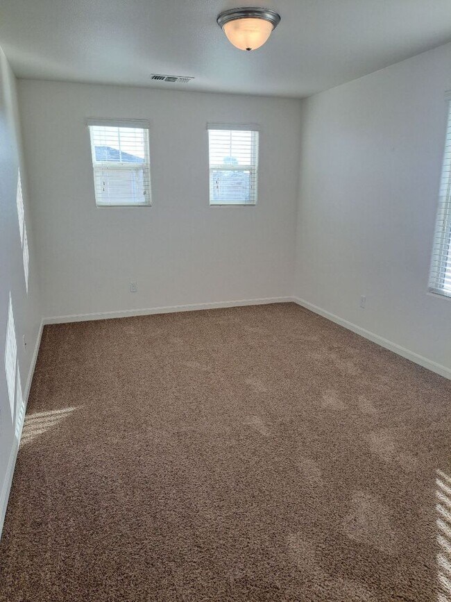 Building Photo - 1504 N Vanguard Way