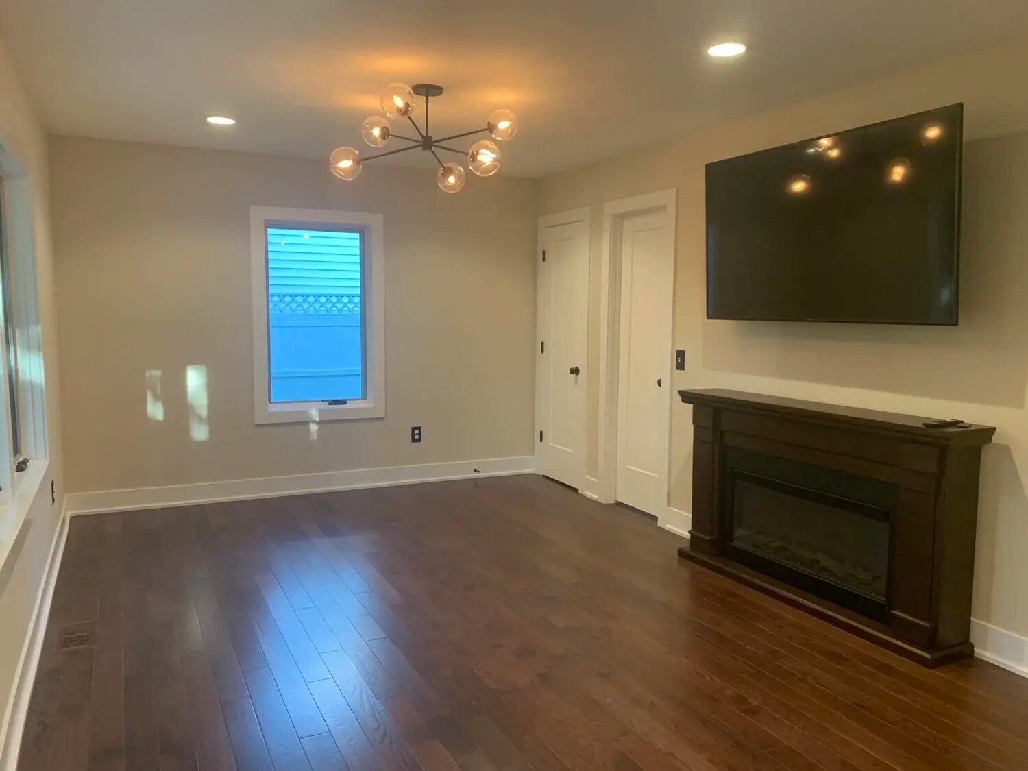 Building Photo - 702 E Maxwell Ln