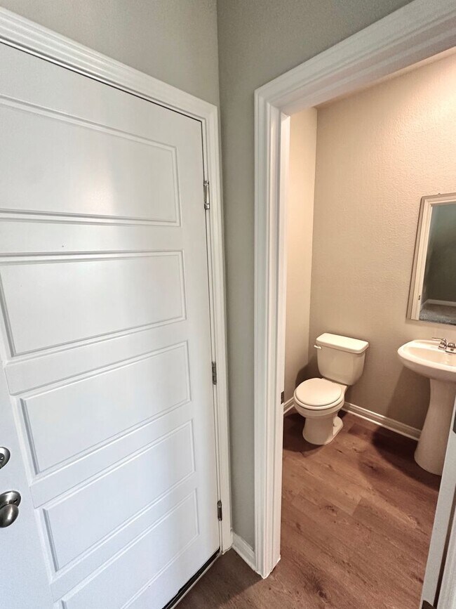 Building Photo - Luxury 2-Story, 3-Bed/ 2.5-Bath Duplex in ...