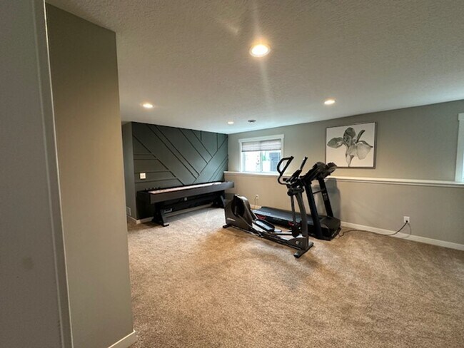 Building Photo - 5 bedrooms 3 bathrooms and a 3-car garage