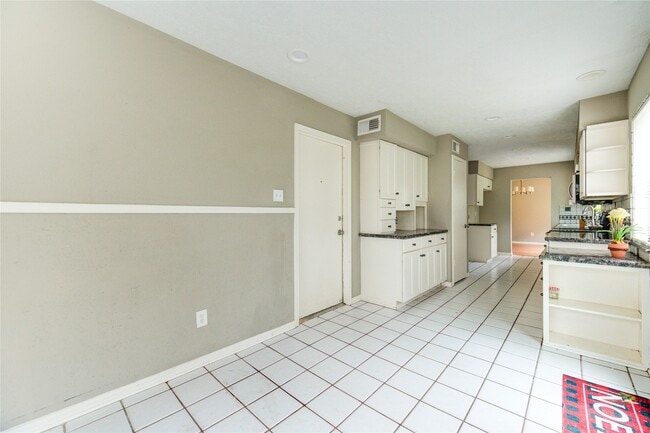 Building Photo - 15403 Meadow Village Dr