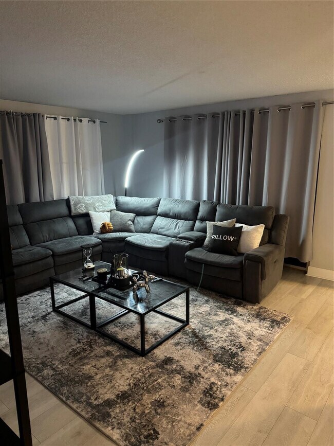 Building Photo - 4174 Inverrary Dr