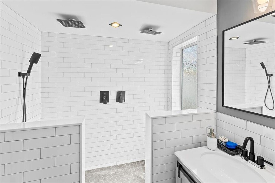 Building Photo - 908 SW 12th Ct