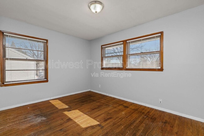 Building Photo - 405 Cameron Rd