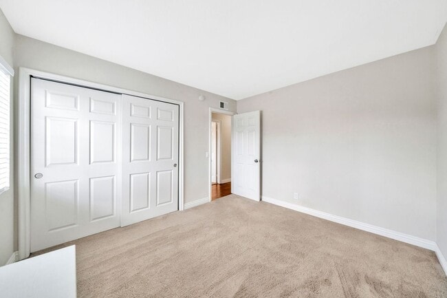 Building Photo - 471 N Seranado St