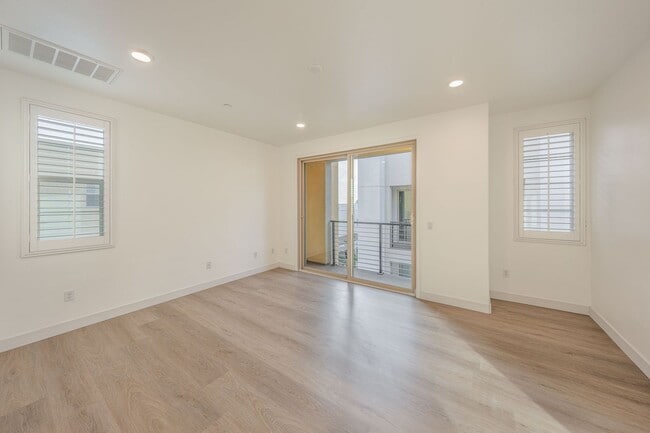 Building Photo - 216 Paramount