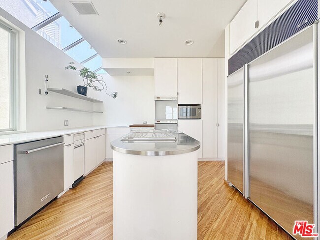 Building Photo - 3505 Ocean Front Walk