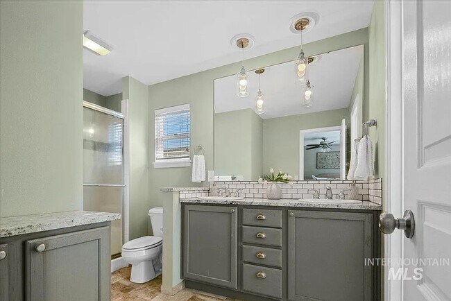 Building Photo - Charming 3 bedroom 2.5 bathroom in Desirable Area!