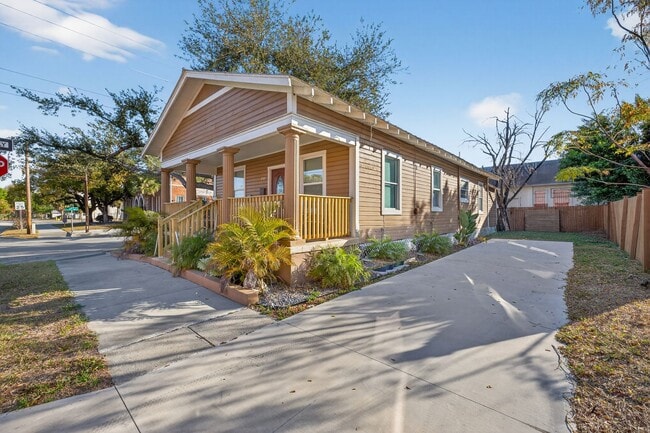 Building Photo - Updated Tampa Home – Prime Central Location 4 Beds - 2 Baths!