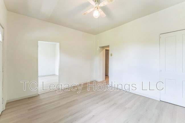 Building Photo - 907 Floral Ave