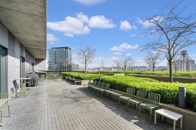 Building Photo - The Vista - 2 bed/2.5 bath Pearl District Condo w/parking/storage/concierge/most utilities/amenities