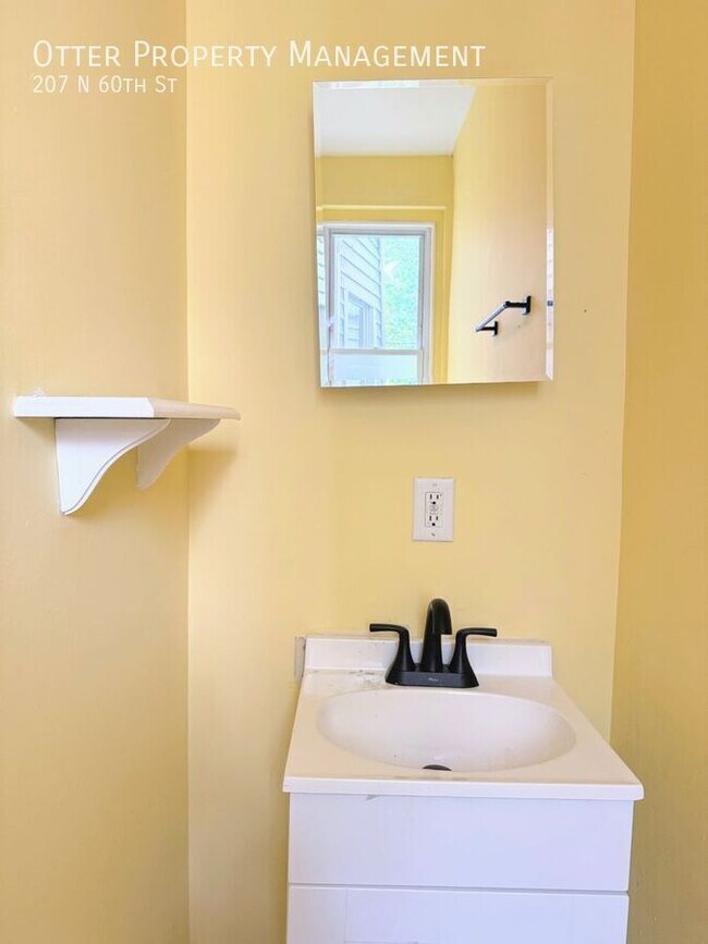 Building Photo - 207 N 60th St