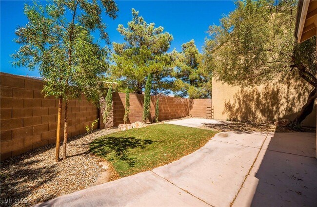 Building Photo - 5994 Attavilla Dr