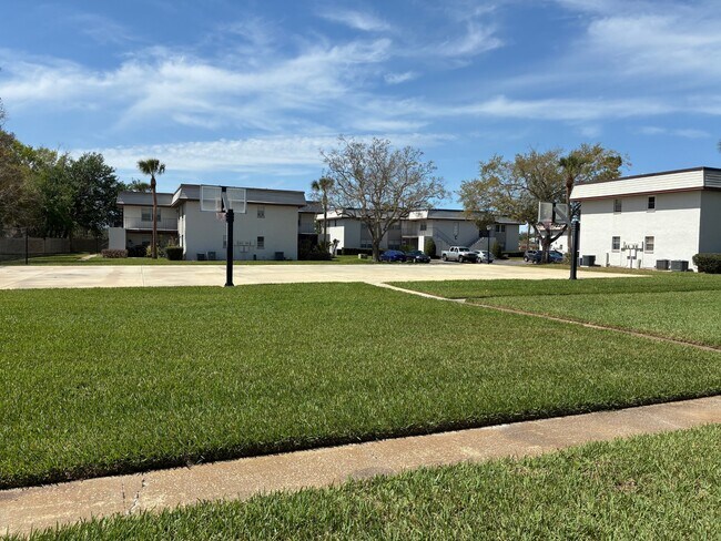 Building Photo - 165 Windtree Ln