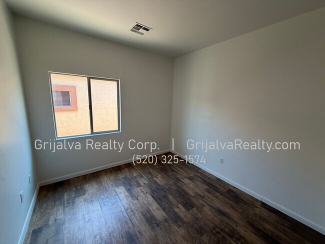 Building Photo - 880 West Calle Valenciana
