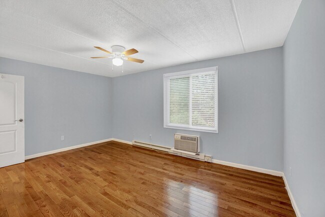 Building Photo - 128 Colonial Pkwy