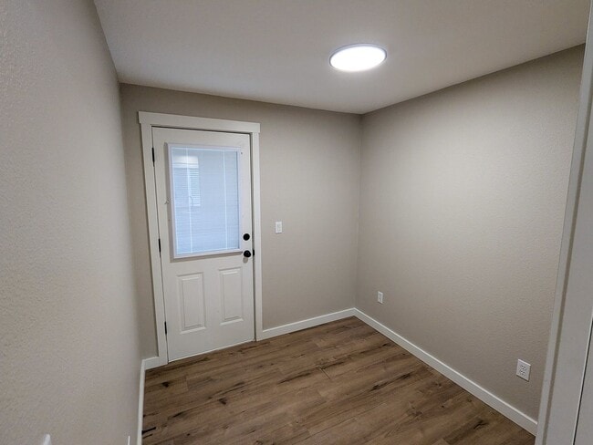 Building Photo - 1497 Golden Ln N