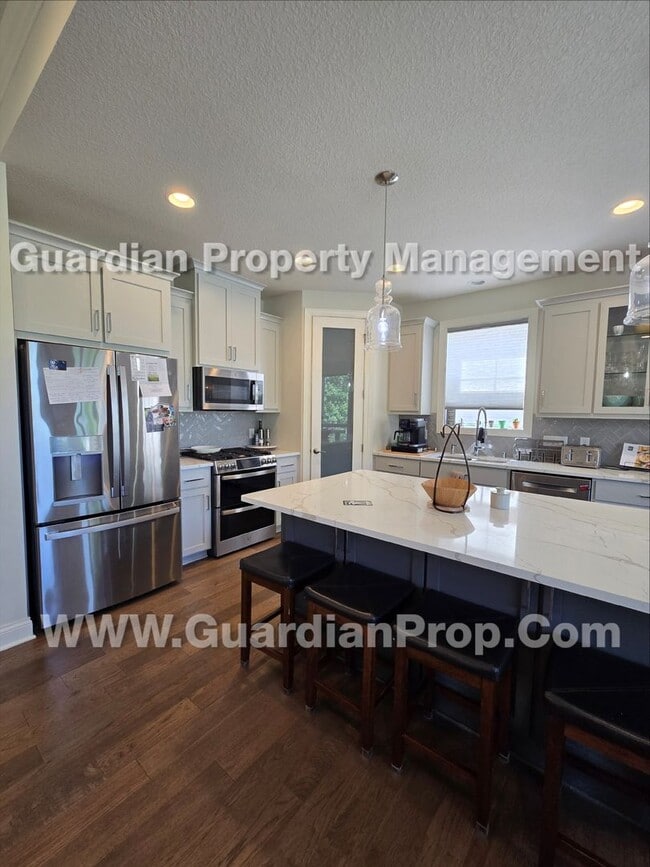Building Photo - Chaska luxury home, Extra-large living areas, Owners suite, Walkout patio