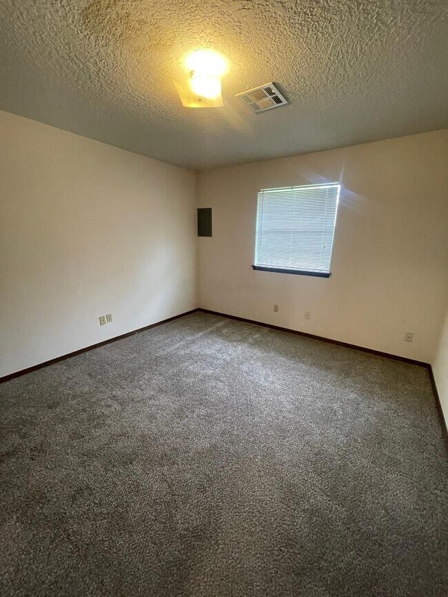 Building Photo - ADORABLE 2 BEDROOM 1 BATHROOM DUPLEX