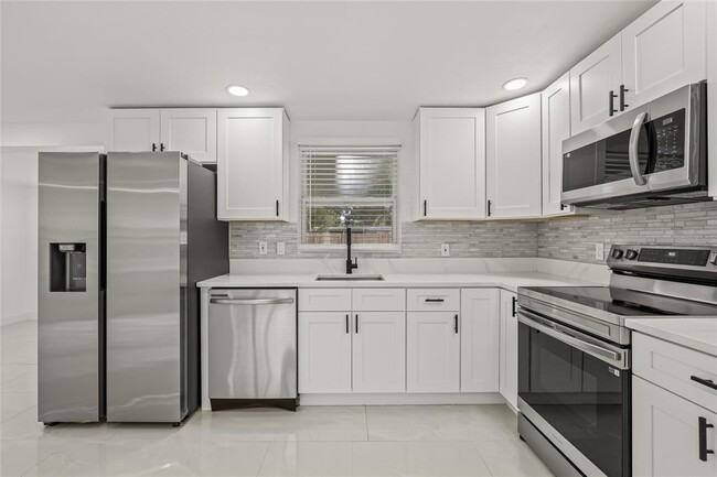 Building Photo - 2134 Catalina Dr