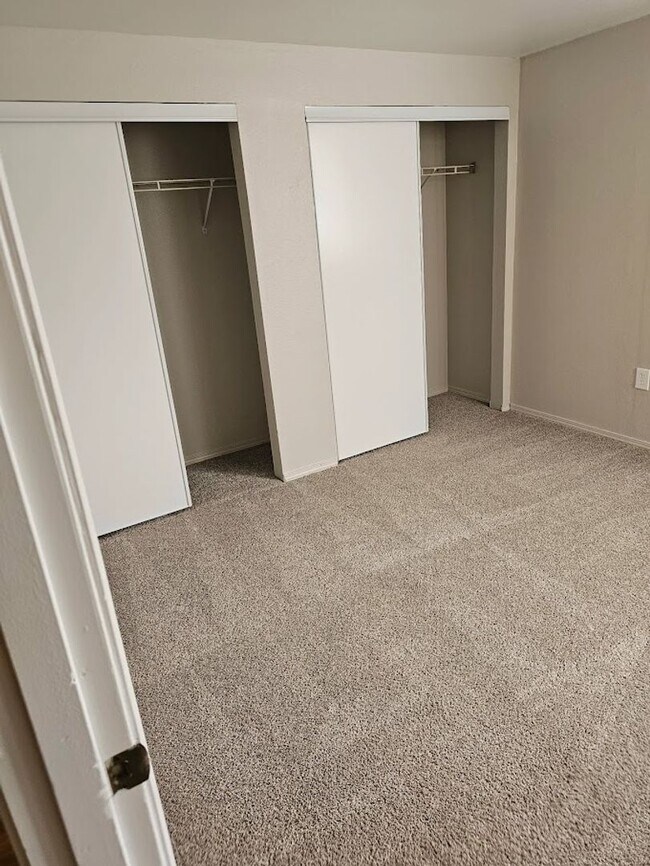 Building Photo - Life Just Got Better Come See For Yourself At Powell Court Apartments!!