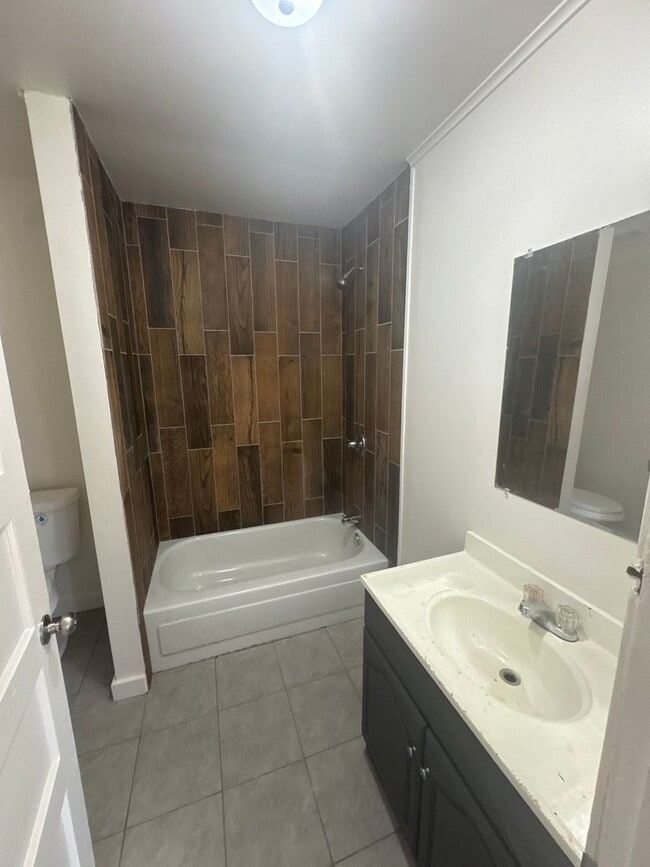 Building Photo - 723 Hall St