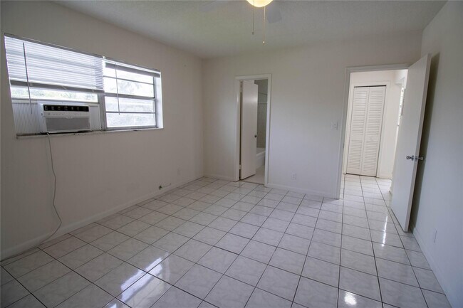 Building Photo - 2537 Lincoln St