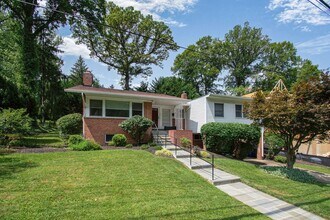 Building Photo - Elegant Rambler in Rollingwood Chevy Chase MD
