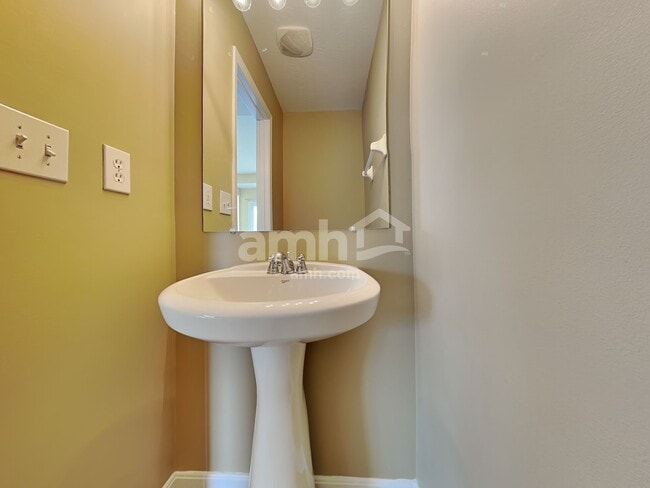 Building Photo - 447 Hartford Ct