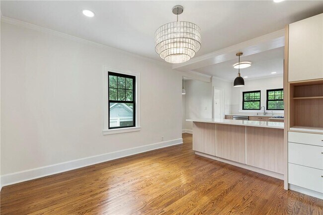 Building Photo - 727 Pelhamdale Ave