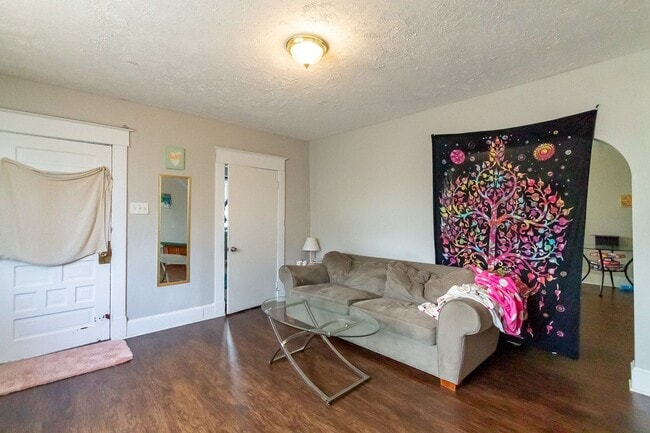 Building Photo - PRELEASING for AUGUST! Close to Campus