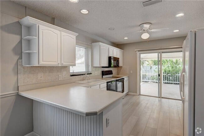 Building Photo - 7785 W Country Club Blvd