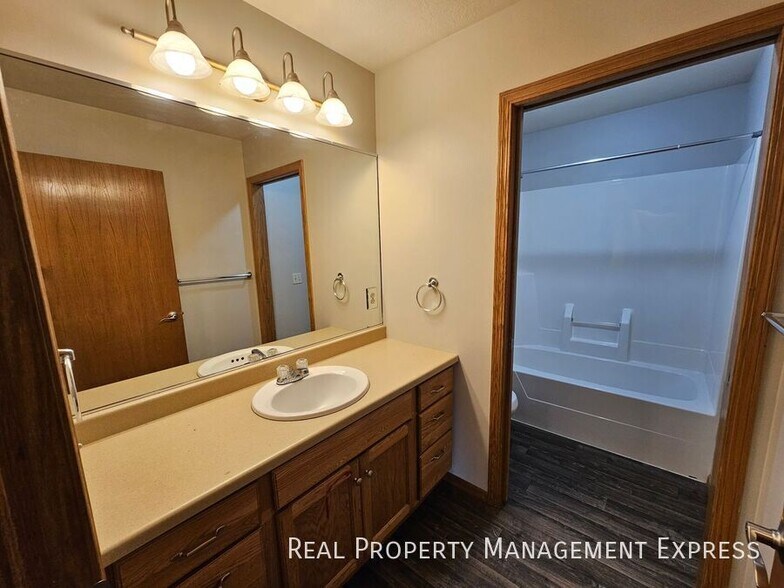 Building Photo - Spacious 3-bedroom, 1-bathroom Townhome With Attached Garage