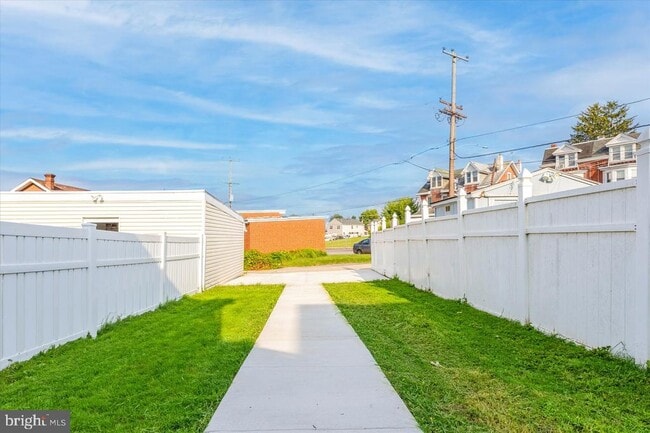 Building Photo - 443 Depot St