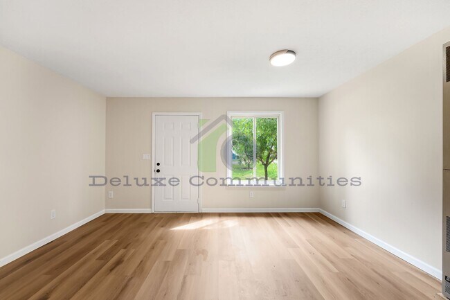 Building Photo - 127 E Fargo St