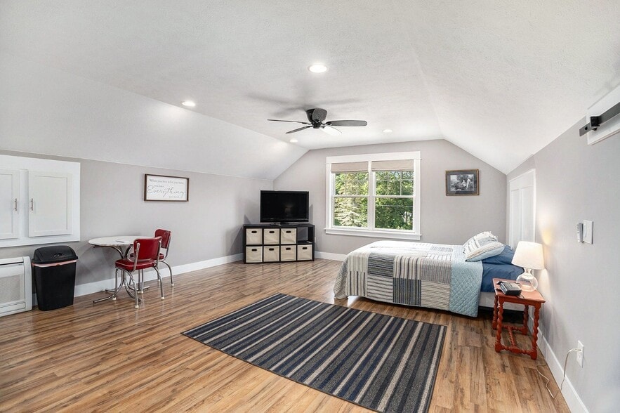 Apartment - 1398 N Lakeshore Dr