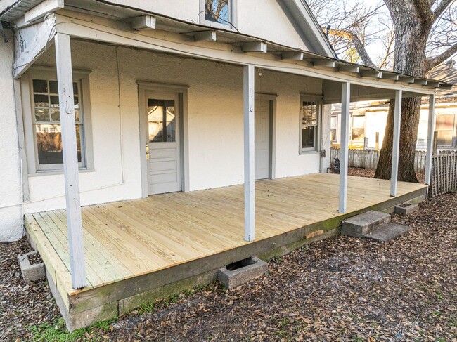 Building Photo - Freshly Updated 2 Bedroom House