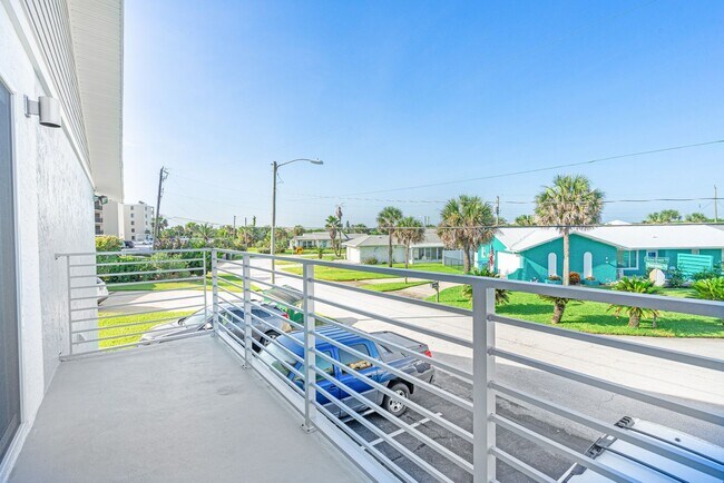 Building Photo - 2 Bedroom, 2 Bath with 2nd Floor Ocean Views!