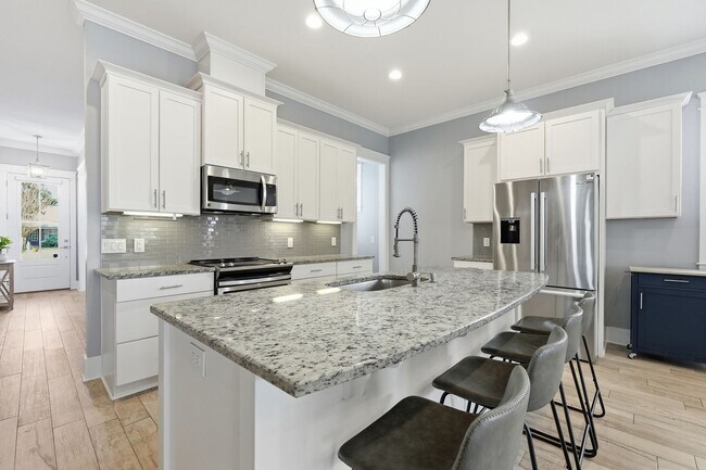 Building Photo - Stunning 4 Bedroom Home with Solar Energy & Private Pool!