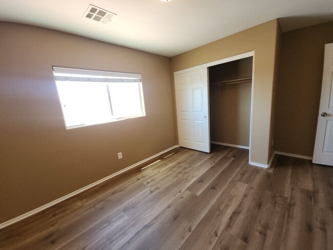 Building Photo - Beautiful detached home with fully fenced back yard.